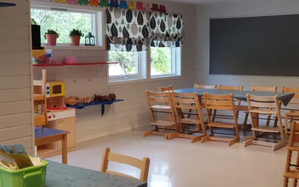 Leke- og spiseomr&aring;de med bord og stoler i Soldagen barnehage