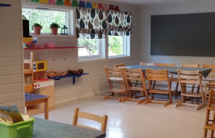 Leke- og spiseområde med bord og stoler i Soldagen barnehage