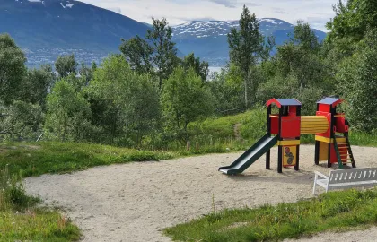 Lekeområdet med klatretårn og sandkasse en sommerdag i Soldagen barnehage