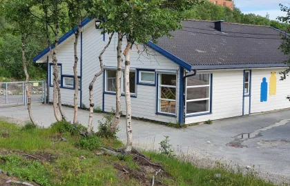 Soldagen barnehage sett utenfra med skog og grønt gress en sommerdag