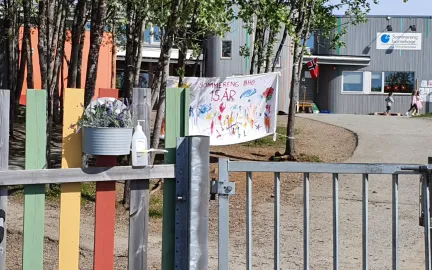 Inngangsporten til Sommereng barnehage en sommerdag med blomster