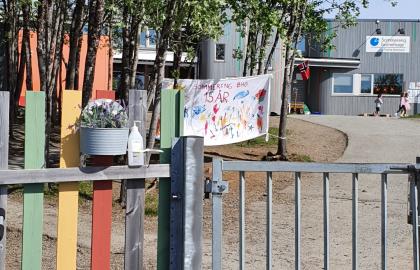 Inngangsporten til Sommereng barnehage en sommerdag med blomster