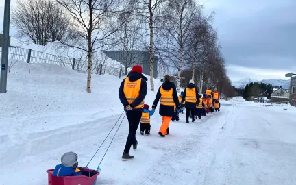 Voksne og barn i Sommereng barnehage p&aring; vintertur