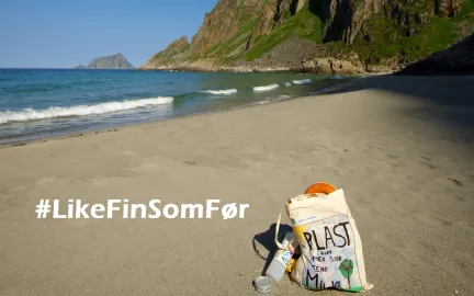 Plast som er plukket p&aring; en strand og samlet sammen i en dagligvarepose.