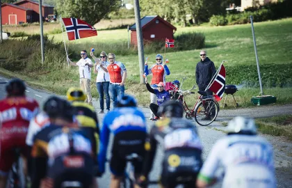 Folk som heier på passerende syklister.