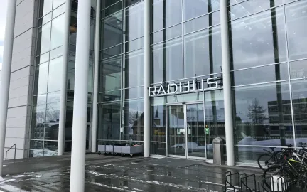 R&aring;dhusinngangen under stengningen under koronasituasjonen  i mars 2020