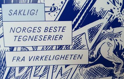 Illustrert side i blått og hvitt med skriften "Saklig! Norges beste tegneserier fra virkeligheten". Foto.
