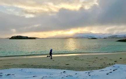 Gutt l&oslash;per p&aring; strand vinter