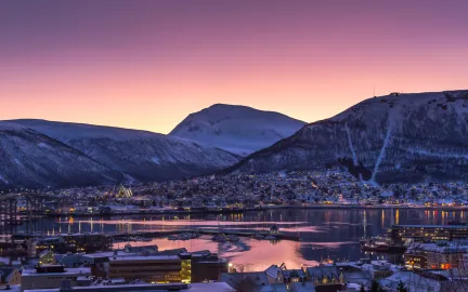 Fotografert fra Troms&oslash; sentrum mot Tromsdalstinden og Tromsdalen og Ishavskatedralen. Kveldshimmel.