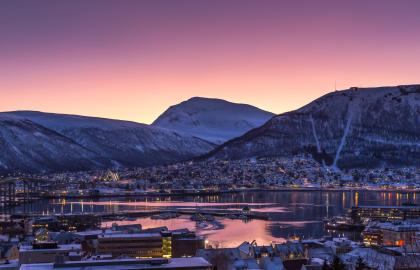 Fotografert fra Tromsø sentrum mot Tromsdalstinden og Tromsdalen og Ishavskatedralen. Kveldshimmel.