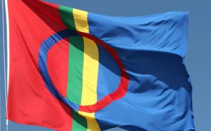 Det samiske flagget vaier i flaggstang.