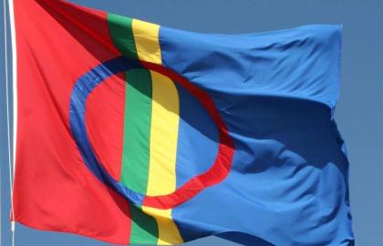 Det samiske flagget vaier i flaggstang.