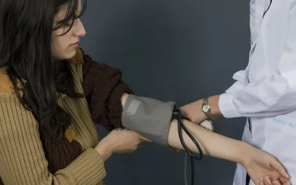 Dame som f&aring;r sjekket blodtrykket hos lege