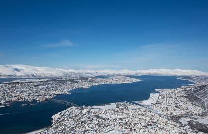 Flyfoto av Tromsøya kledd i vinterdrakt