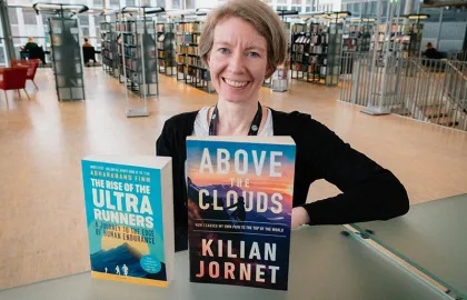 Bibliotekar Silje omtaler bøker om løping