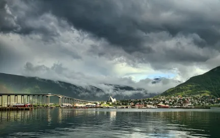 Troms&oslash;brua og Ishavskatedralen.