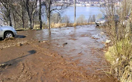 Arkivbilde fra da det var flom i Solstrandvegen i Troms&oslash; den 17. mai i 2010