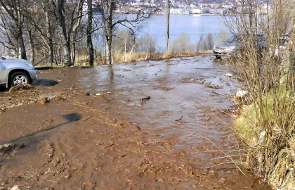 Arkivbilde fra da det var flom i Solstrandvegen i Tromsø den 17. mai i 2010