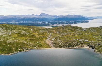 Amundvannet med Tromsøya i bakgrunnen.