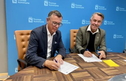 UiT-rektor Dag Rune Olsen og ordfører Gunnar Wilhelmsen signerer samarbeidsavtale.