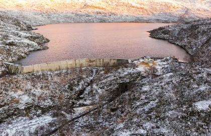 Viser dammen på Damvatnet i Simavika på Ringvassøya.