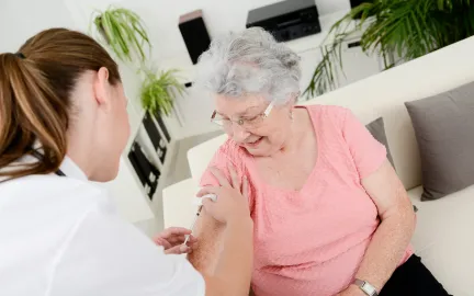 Eldre dame f&aring;r  vaksine.