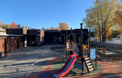 Uteområde Polarmåsen barnehage med sandkasse og klatretårn