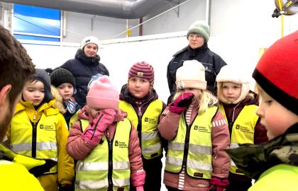 Barn fra Fjellvegen barnehage på besøk i Tomasjord renseanlegg
