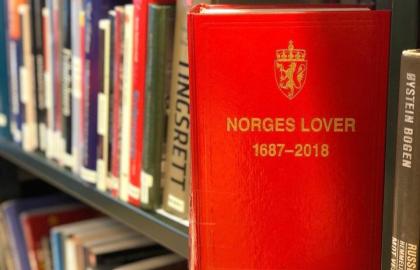 Rød bok med påskriften Norges lover