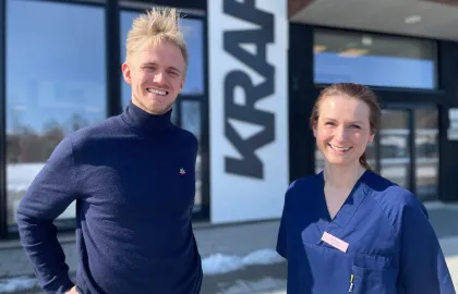 Brage Larsen Sollund, distriktsleder i Kreftforeningen og Malin Kvendseth, jordmor på Kraft universitetshelsesenter. 