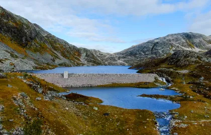 Viser dam og drikkevannskilde Øvre Langvatnet på Ringvassøya.