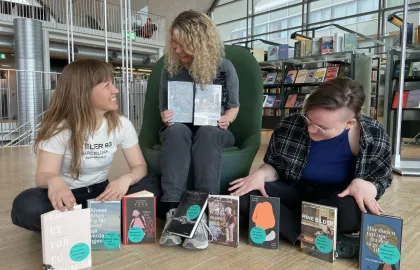 Bilde av tre personer som viser fram bøker i forbindelse med bibliotekets litteraturpris