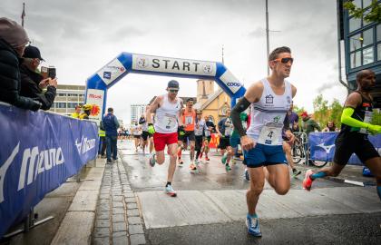 Bilde som viser løpende mennesker i startområdet for Midnight Sun Marathon
