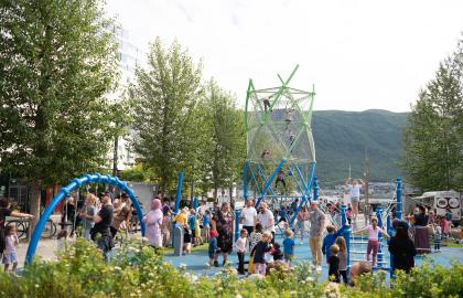 Oversiktsbilde fra Strandtorget lekeplass som viser barn i lek under den offisielle åpningen av Strandtorget lekeplass