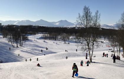 Barn i vinteraktivitet på Charlottenlund aktivitets- og friluftspark i Tromsø