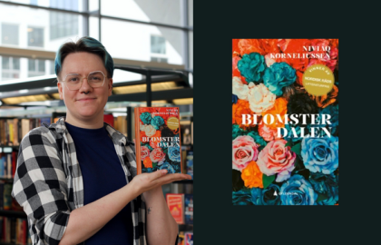 Til venstre: kvinne med blått hår og briller, kledd i svart og hvitrutede skjorte, holder opp en bok og smiler mot kamera. Bokens forside er gjengitt til høyre i bildet, den består av blomster i forskjellige farger og tittelen Blomsterdalen.