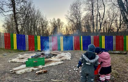 To barn leker i uteområdet i Guovssahas mánáidgárdi samiske barnehage 