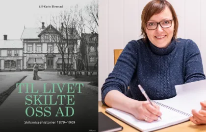 Foredrag Lill-Karin Elvestad. Foto: Dag A. Larsen Til høyre: kvinne med skulderlangt, brunt hår, firkantede briller og mørkeblå genser smiler mot kamera. Foran henne på bordet ligger en åpen notatbok, som hun holder en penn mot. Til venstre i bildet vises forsiden til boka "Til livet skilte oss ad".