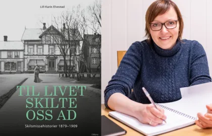 Til høyre: kvinne med skulderlangt, brunt hår, firkantede briller og mørkeblå genser smiler mot kamera. Foran henne på bordet ligger en åpen notatbok, som hun holder en penn mot. Til venstre i bildet vises forsiden til boka "Til livet skilte oss ad".