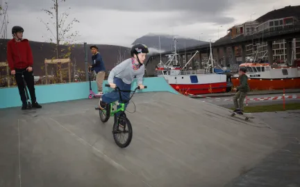 Ungdommer i full aktivitet p&aring; Nansenplass skatepark.