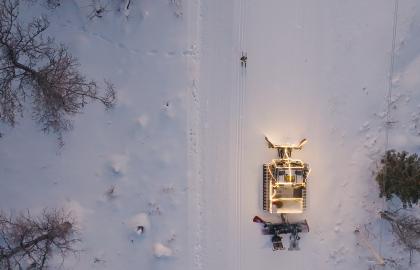 Dronefoto av tråkkemaskin og skiløper.