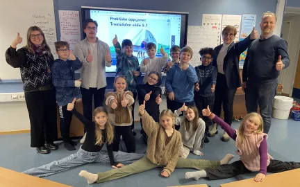 Elevene i 5. klasse p&aring; Prestvannet skole smiler og viser tommel opp. Poserer sammen med l&aelig;rere og kommunetopper.