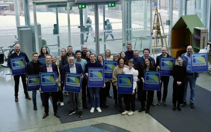 Milj&oslash;fyrt&aring;rnsertifiserte virksomheter poserer i r&aring;dhusfoajeen med diplomene sine. De st&aring;r sammen med ordf&oslash;reren og smiler.