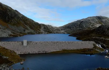 Dronefoto av dam på Ringvassøya