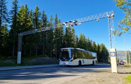 Bompengestasjon med buss på vei