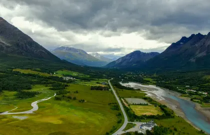 Dronefot som viser dal og fjell i Lakselvbukt