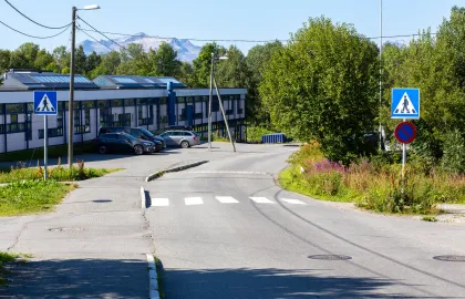 Viser veibanen i Prestvannvegen og Prestvannet skole i bakgrunnen