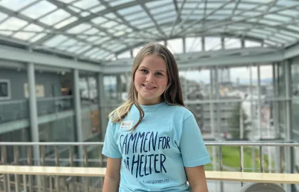 Ung dame med lyseblå t-skjorte