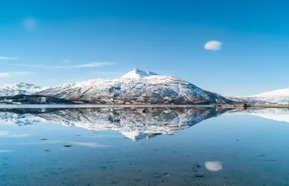 Fjell reflekteres i sjøen Malangen