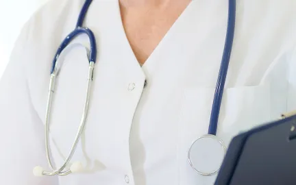 Illustrasjon, lege med stetoskop i h&aring;nda.